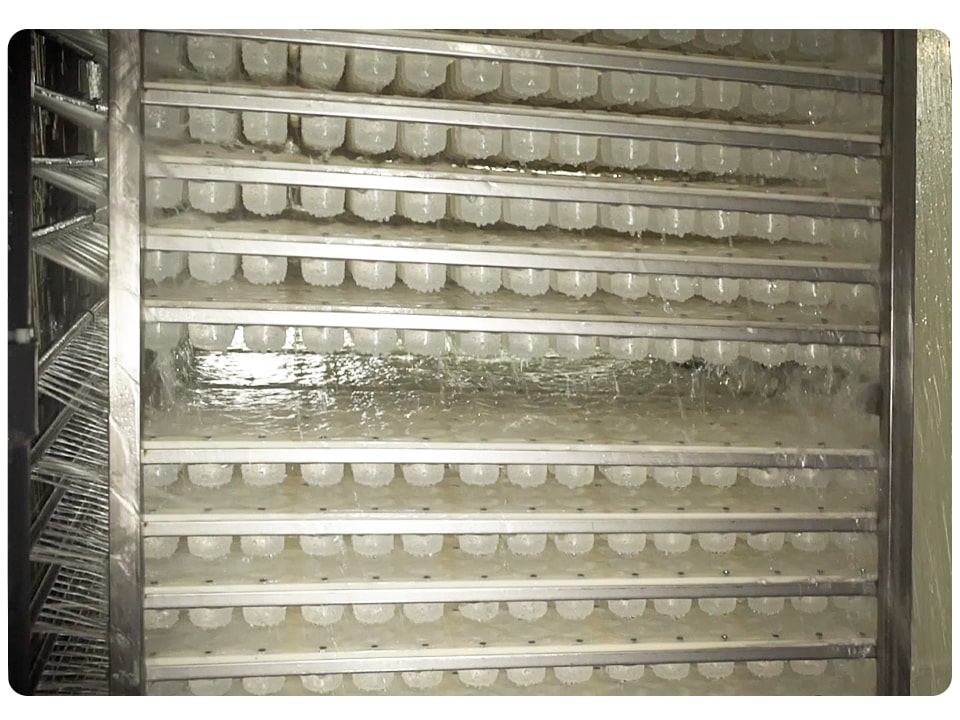 Llenadora de moldes de cubitos